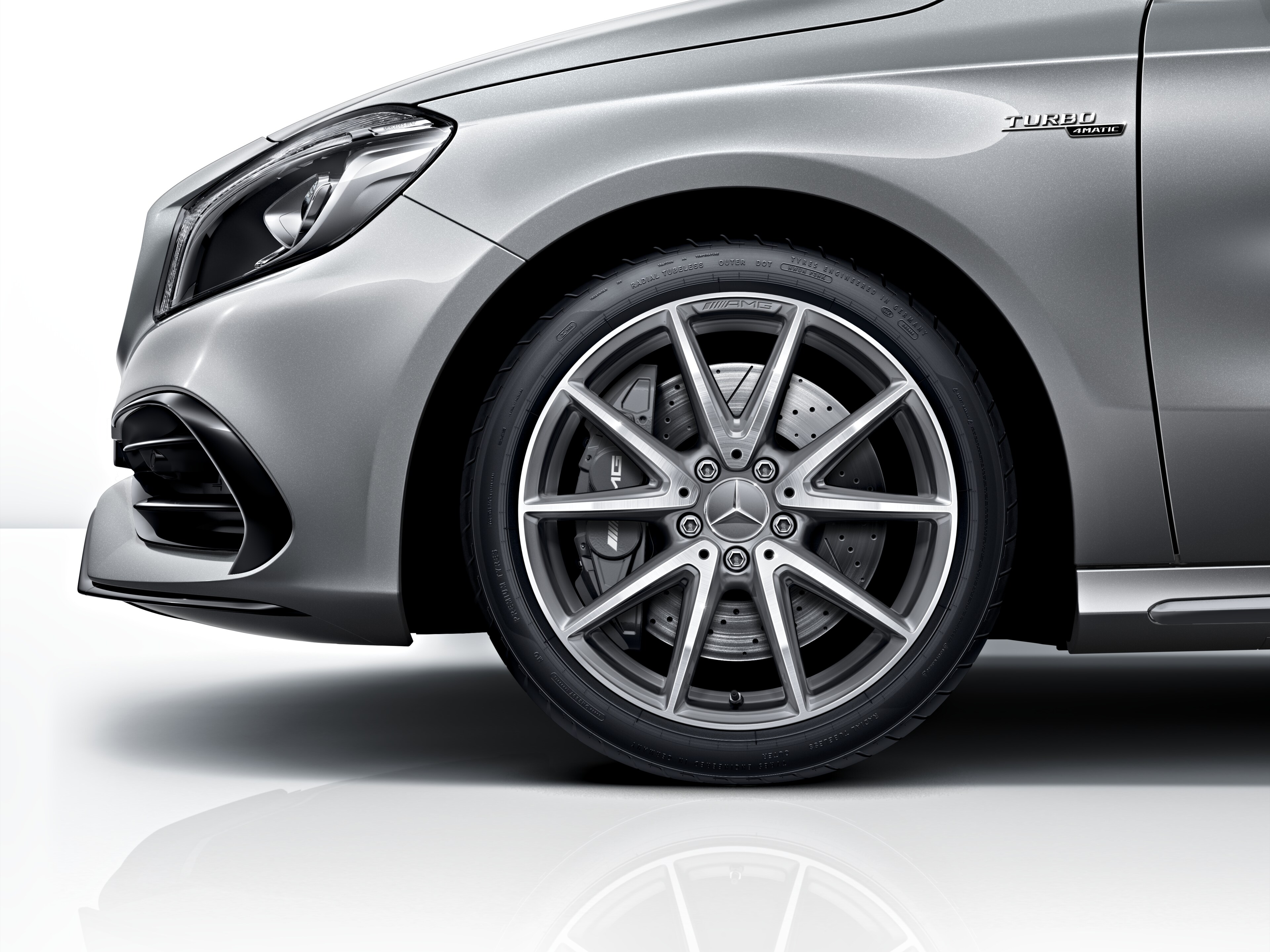 Kolo AMG s 10 paprsky, 45,7 cm (18 palce) - 8 J x 18 ET 48, šedá titanium, soustružené do lesku