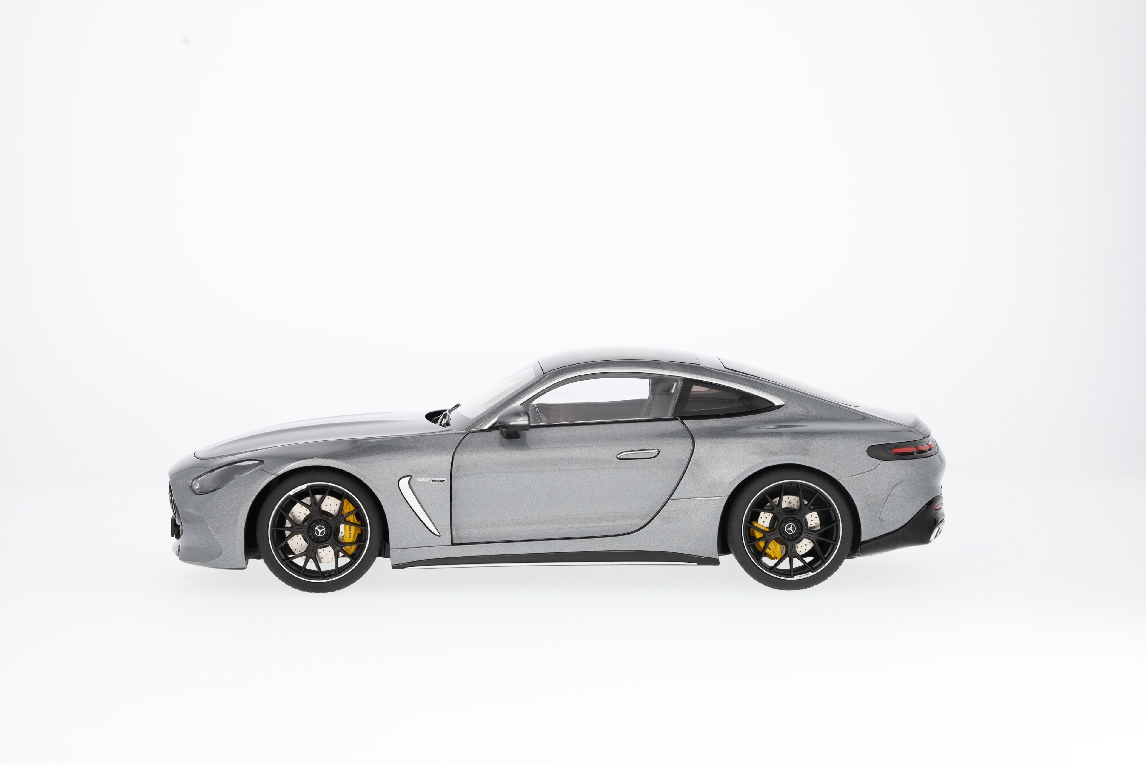 Mercedes-AMG GT 63, C192 - šedá selenite, NZG, 1:18