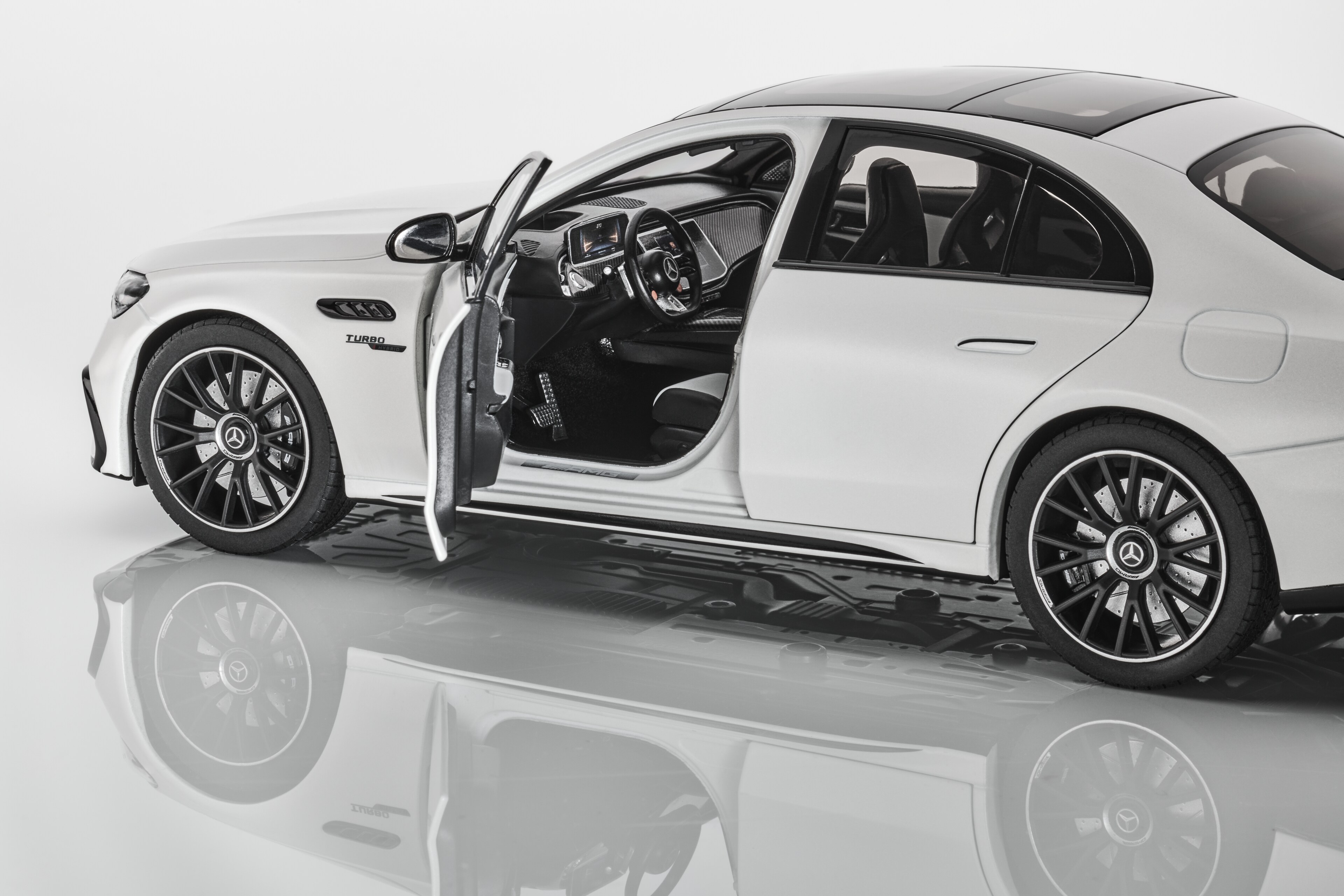 Mercedes-AMG E 53, Hybrid, 4MATIC+, W214 - G MANUFAKTUR bílá opalith magno, NZG, 1:18