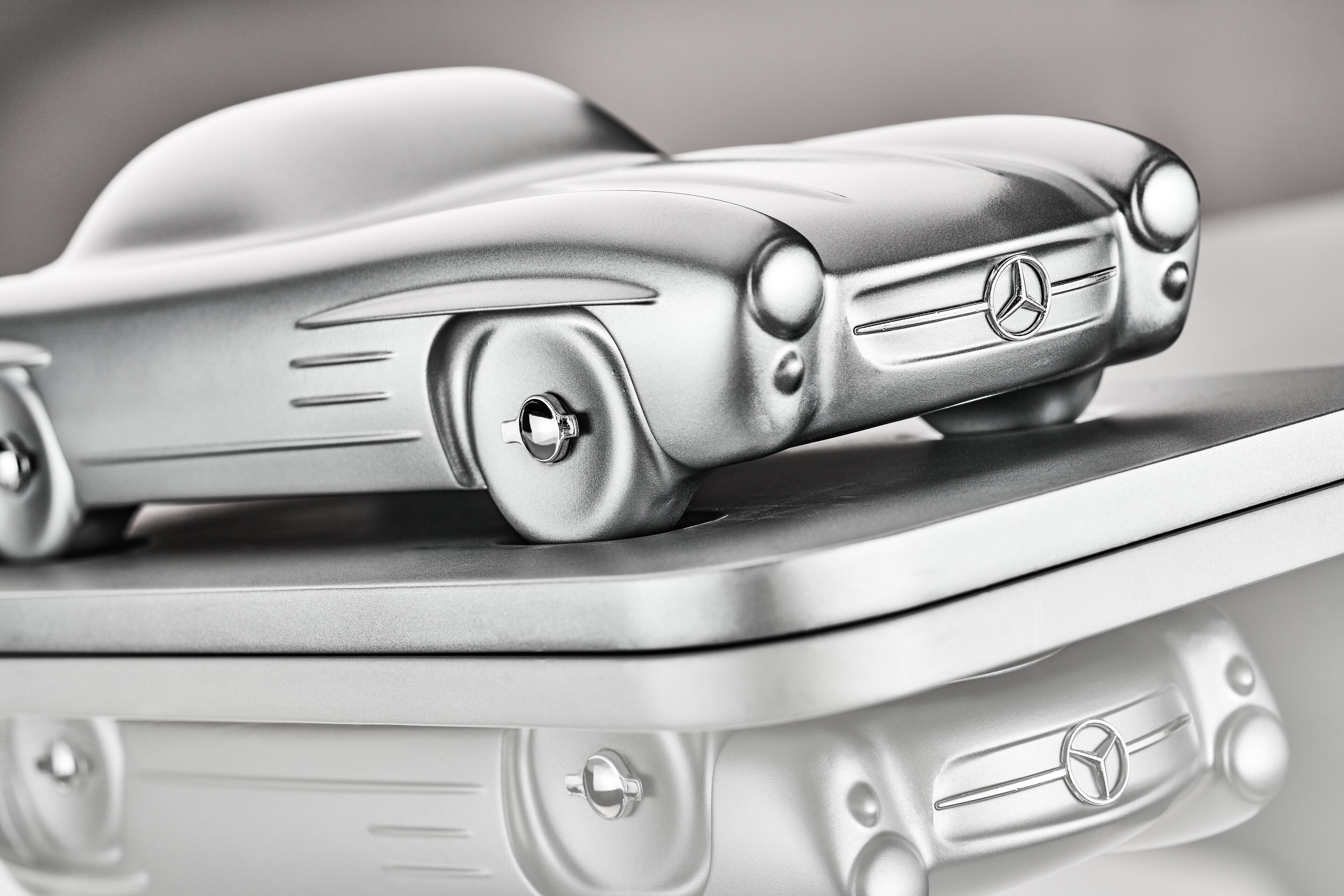 Plastika 300 SL Coupé W 198 II (1957–1963) - stříbrné barvy, Minichamps, 1:18