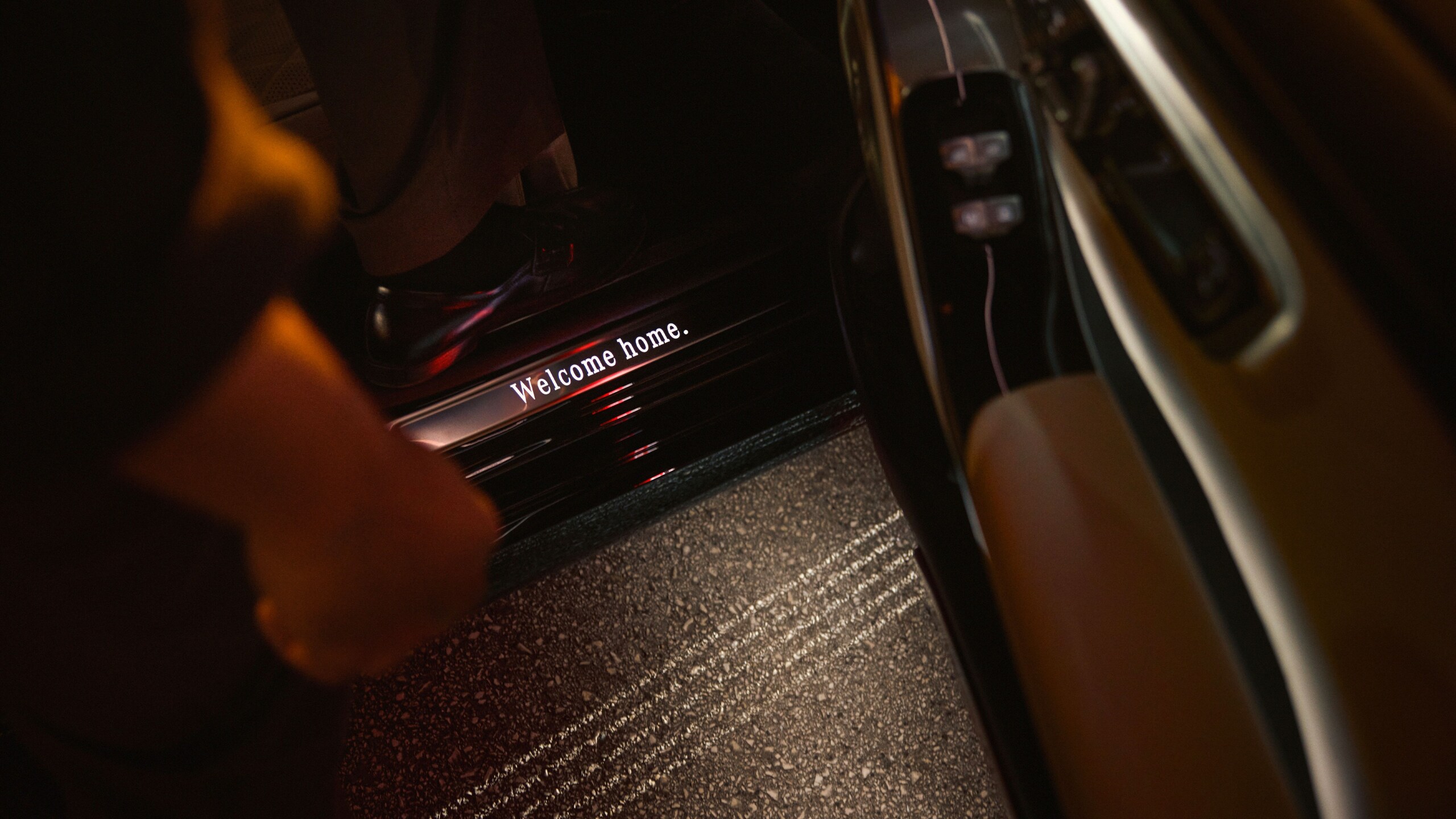 Mercedes-Benz Welcome Home – osvětlená nástupní lišta