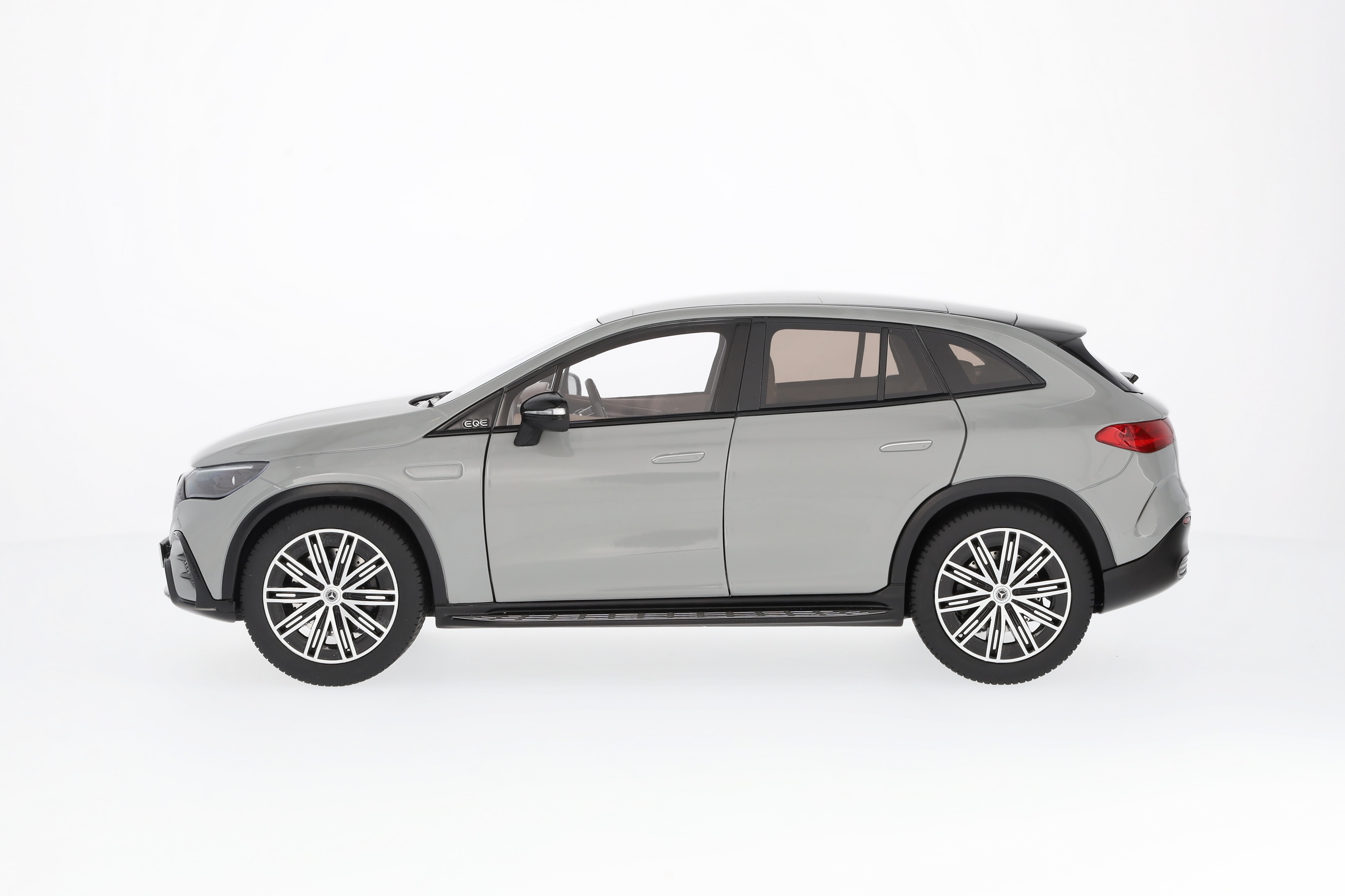 EQE SUV, AMG Line, X294 - MANUFAKTUR šedá alphin uni, NZG, 1:18