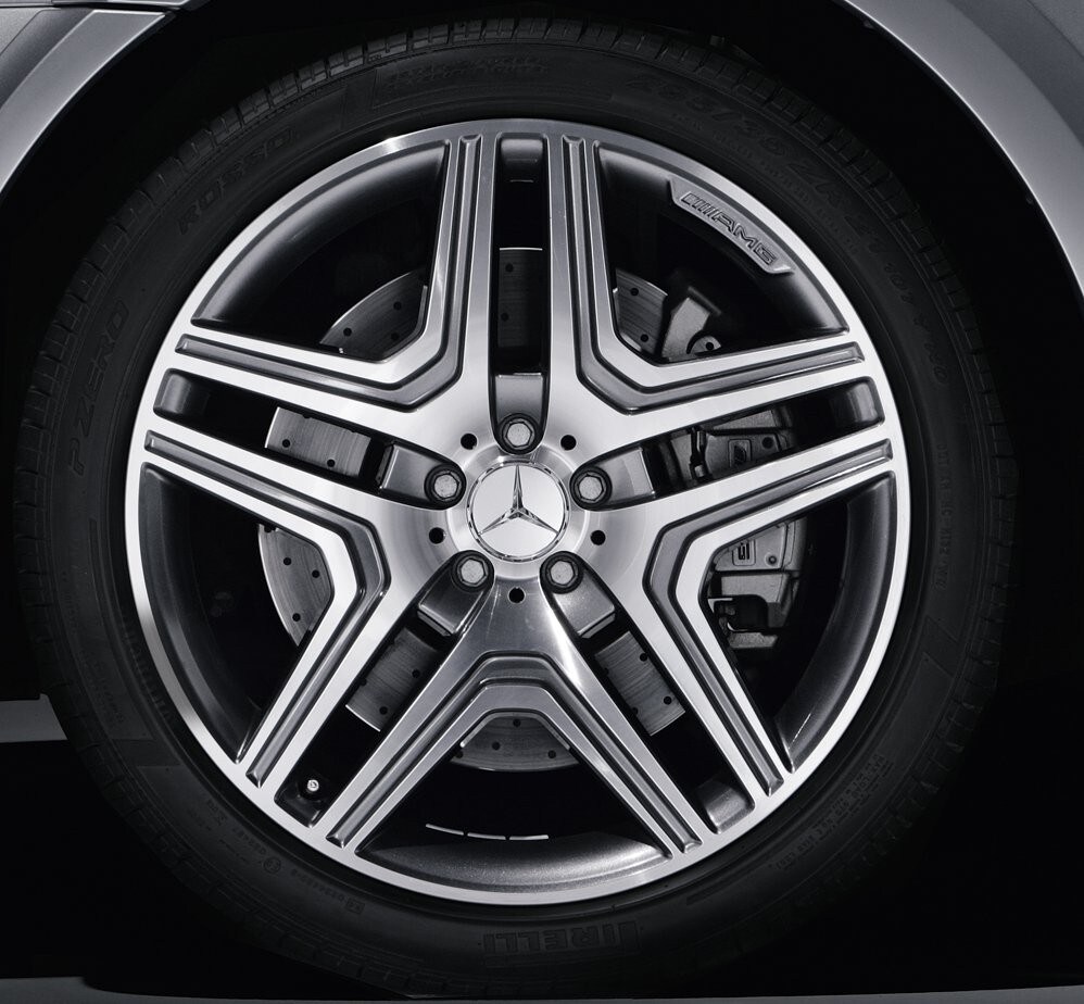 Kolo AMG s 5 paprsky, 53,3 cm (21 palců) - 10 J x 21 ET 46, šedá titanium, soustružené do lesku
